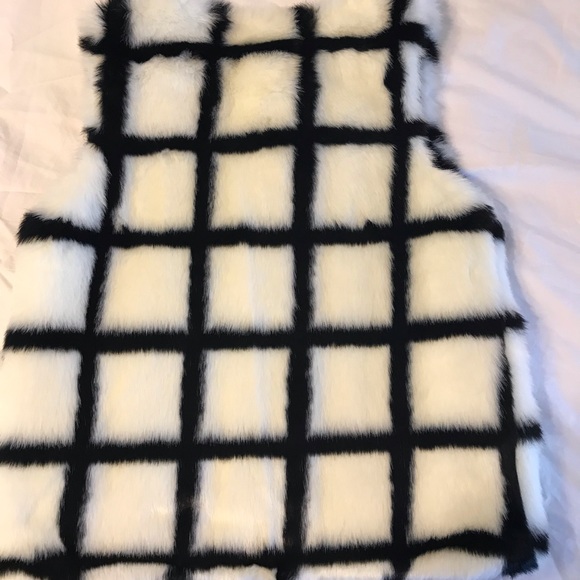 Black and Cream Faux Fur Vest - Picture 5 of 6